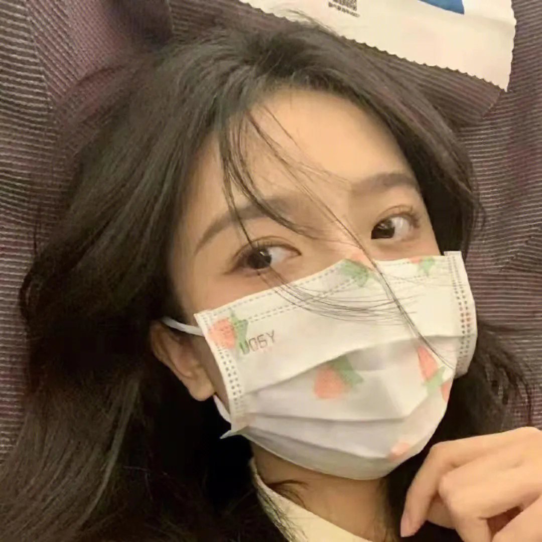 坐推土机的少女